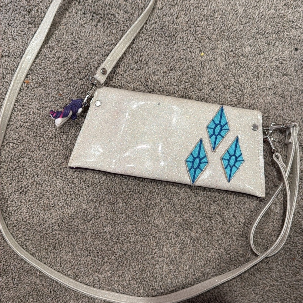 Trophy Queen crossbody purse - Picture 2 of 4